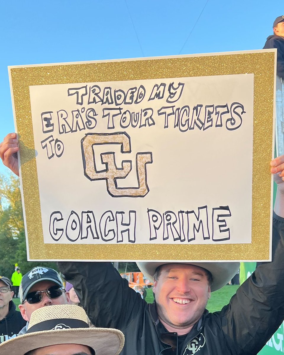CollegeGameDay's tweet photo. That's dedication 💯 https://t.co/p8arLBv3kB