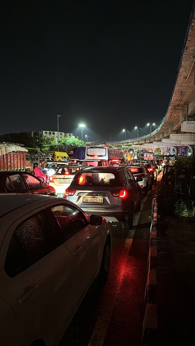 AkshajPradhan's tweet photo. @dcpbbsr Stuck at Rasulgarh square for last 40 minutes. Kindly setup traffic lights for better flow of traffic. This is a busy area with no traffic signals. https://t.co/7Qv6sW32ac