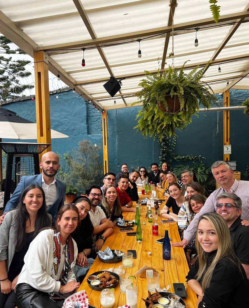 MoniOrtiz94's tweet photo. Este equipo maravilloso es la Dirección de Innovación y Desarrollo Empresarial del DNP, un equipo de profesionales extraordinarios del cual me siento muy orgullosa, ¡vienen grandes políticas en camino en manos de este equipo! 

Pd. La foto es del cierre del almuerzo. https://t.co/IHxF6G1gGV
