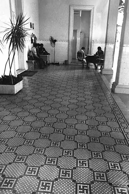 Edu_AC's tweet photo. E as suásticas que decoraram a sede do governo paraibano por quase 60 anos? Em 1937, o então governador da Paraíba, Argemiro de Figueiredo, foi presenteado com um conjunto de mosaicos desenhados com suásticas e mandou colocá-los no piso de um dos salões do Palácio da Redenção 🧶 https://t.co/k5Lp8jjC3z
