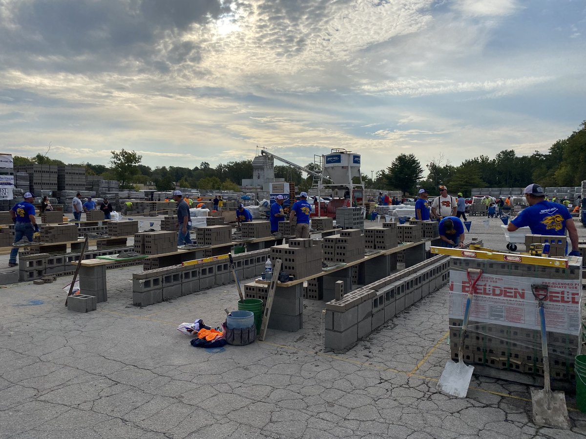 carson_wann's tweet photo. @SPECMIX #SMBL500 St Louis starter walls going up! #masonrystrong @bestblock3 https://t.co/a7c5UzZ5KH