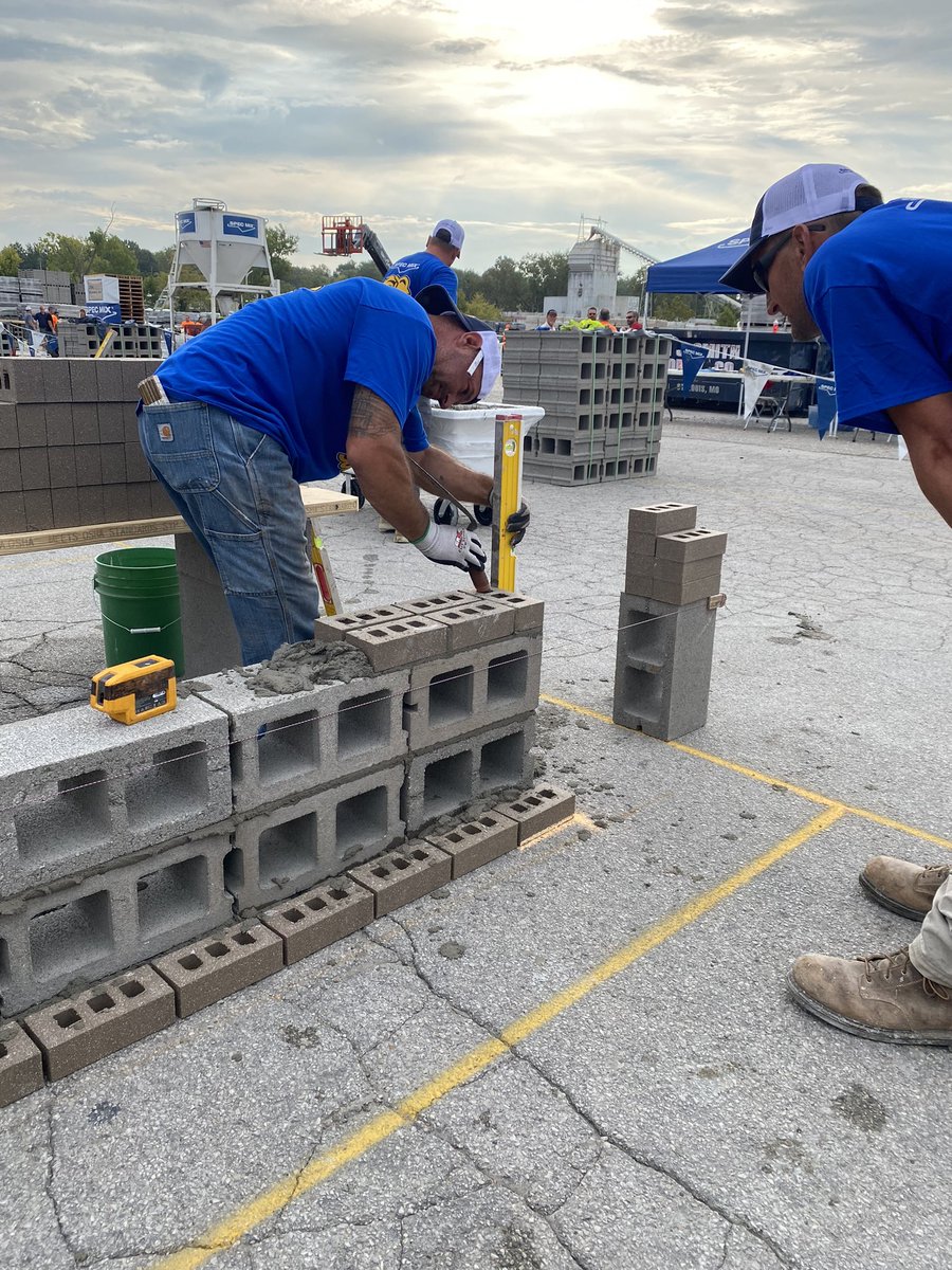 carson_wann's tweet photo. @SPECMIX #SMBL500 St Louis starter walls going up! #masonrystrong @bestblock3 https://t.co/a7c5UzZ5KH