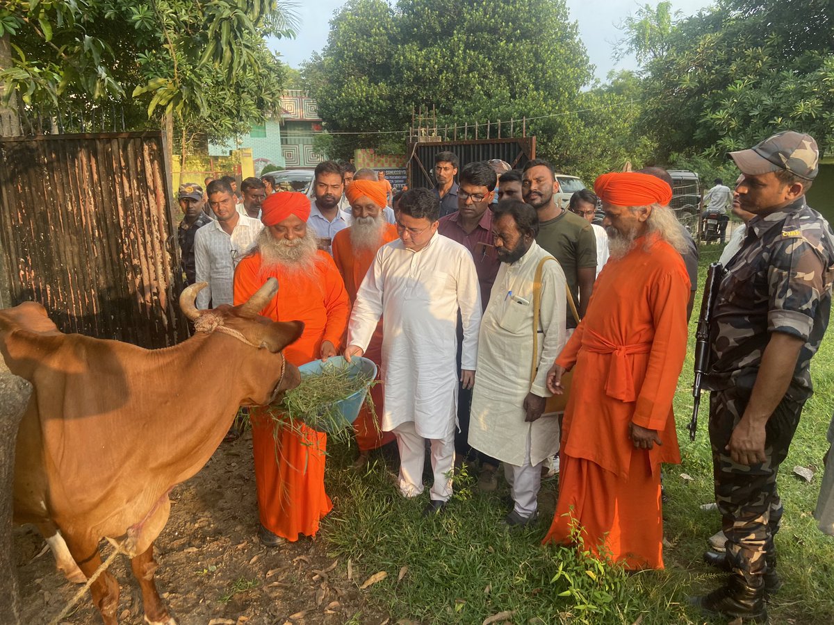 JyotirmayBJP's tweet photo. Collected the holy soil from the Central office of Ananda Marga at Pundag for the #MeriMatiMeraDesh program. Also visited the campus of Ananda Marg at Pundag of Joypur vidhansabha of Purulia Loksabha area.

#AmritVatika https://t.co/PYe4EOwoV4