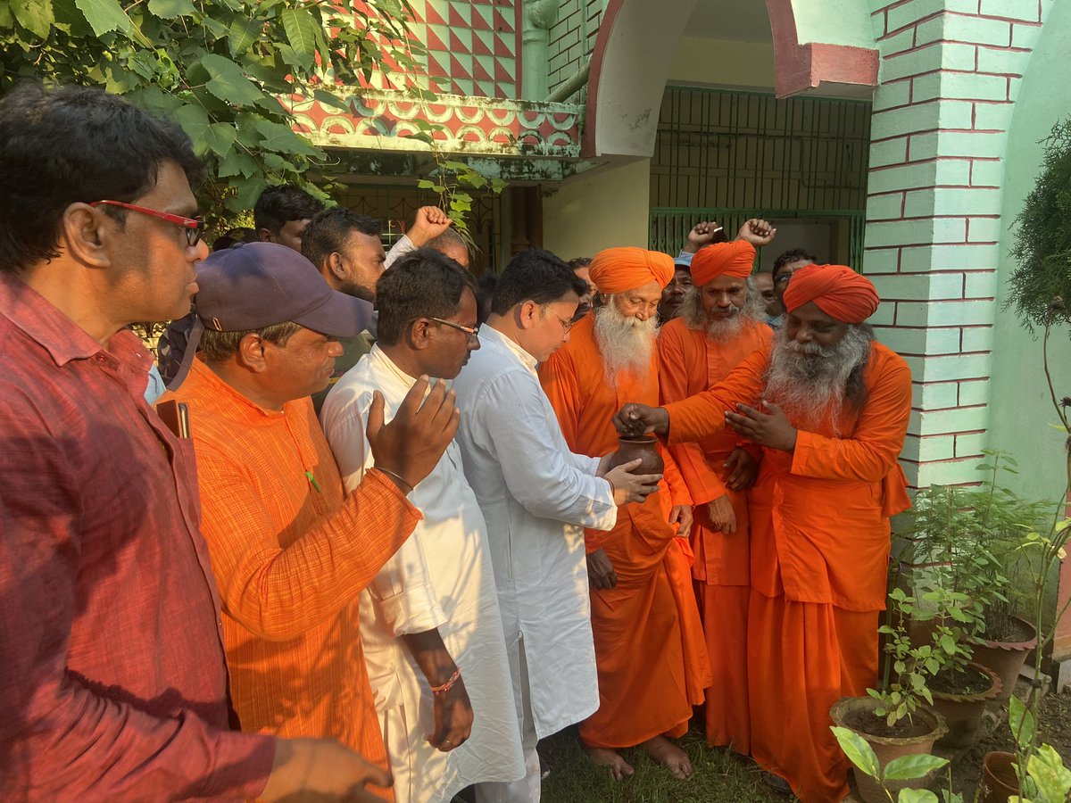 JyotirmayBJP's tweet photo. Collected the holy soil from the Central office of Ananda Marga at Pundag for the #MeriMatiMeraDesh program. Also visited the campus of Ananda Marg at Pundag of Joypur vidhansabha of Purulia Loksabha area.

#AmritVatika https://t.co/PYe4EOwoV4