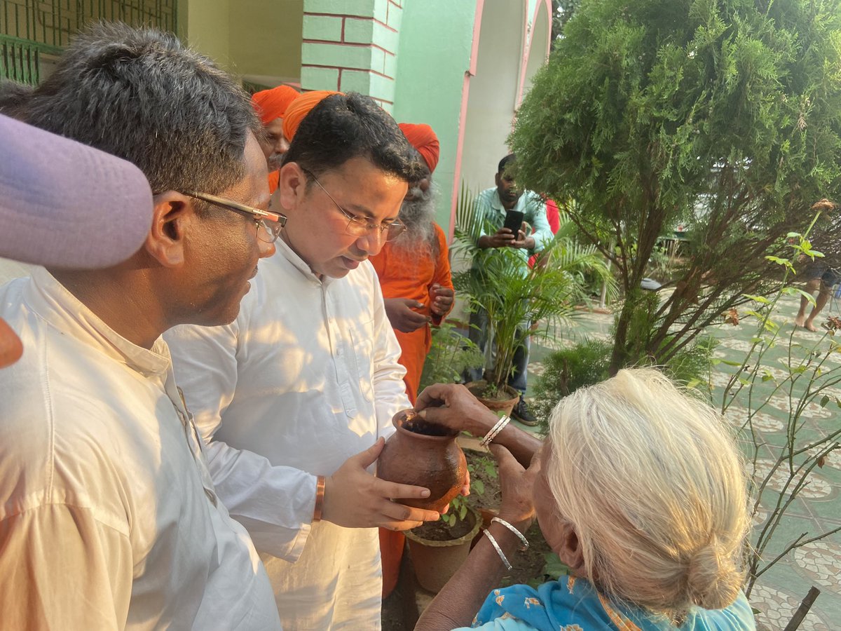 JyotirmayBJP's tweet photo. Collected the holy soil from the Central office of Ananda Marga at Pundag for the #MeriMatiMeraDesh program. Also visited the campus of Ananda Marg at Pundag of Joypur vidhansabha of Purulia Loksabha area.

#AmritVatika https://t.co/PYe4EOwoV4
