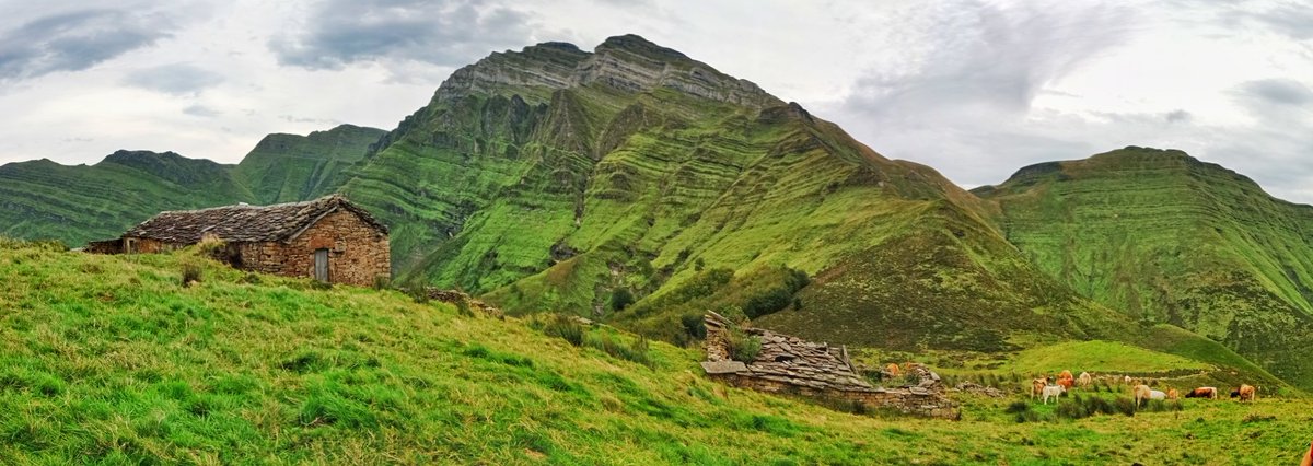 pedrobustaca's tweet photo. Probablemente uno de los rincones más imponentes de Cantabria, el Castro Valnera. Merece la pena el calentón de la subida para disfrutar de estas vistas https://t.co/uibAmgSXB7