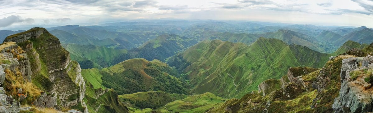 pedrobustaca's tweet photo. Probablemente uno de los rincones más imponentes de Cantabria, el Castro Valnera. Merece la pena el calentón de la subida para disfrutar de estas vistas https://t.co/uibAmgSXB7