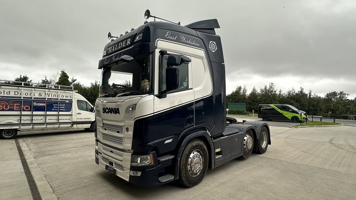 JSGraphixx's tweet image. It’s great to be back at work even on a #saturday 👌 &amp;amp; here is a new #scania that’s had B I Halder and Son #brandin added 💪💯✅🇬🇧

#weekendsbyappointment