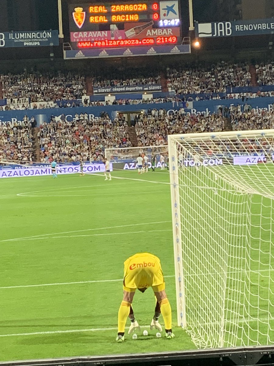 Vidal_Vinaras's tweet photo. Ayer en La Romareda me percaté de lo maniático que es nuestro capitán Cristian Álvarez con las tres botellitas de agua que se pone siempre al lado de su portería 😂😂😂 @RealZaragoza https://t.co/jT5sd1ppMv