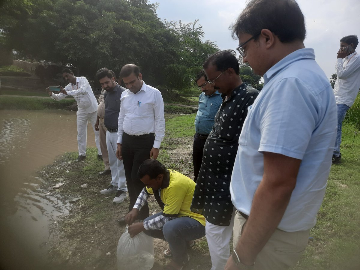 Paramvi95280194's tweet photo. #Embed @Budaun फैमिली हेल्थ इंडिया प्रोजेक्ट द्वारा  ग्राम पंचायत बसेला में एसडीएम सर तहसीलदार सर MOIC sir के साथ Gambusiya मछली तालाब में डालते हुए 
#malaria 
#Dengue 
#malariafreeIndia 
@sksomya @Ani212215
@santoshbhargav2 
@Archana2442 
@dm_budaun https://t.co/rnaWZeXDHI
