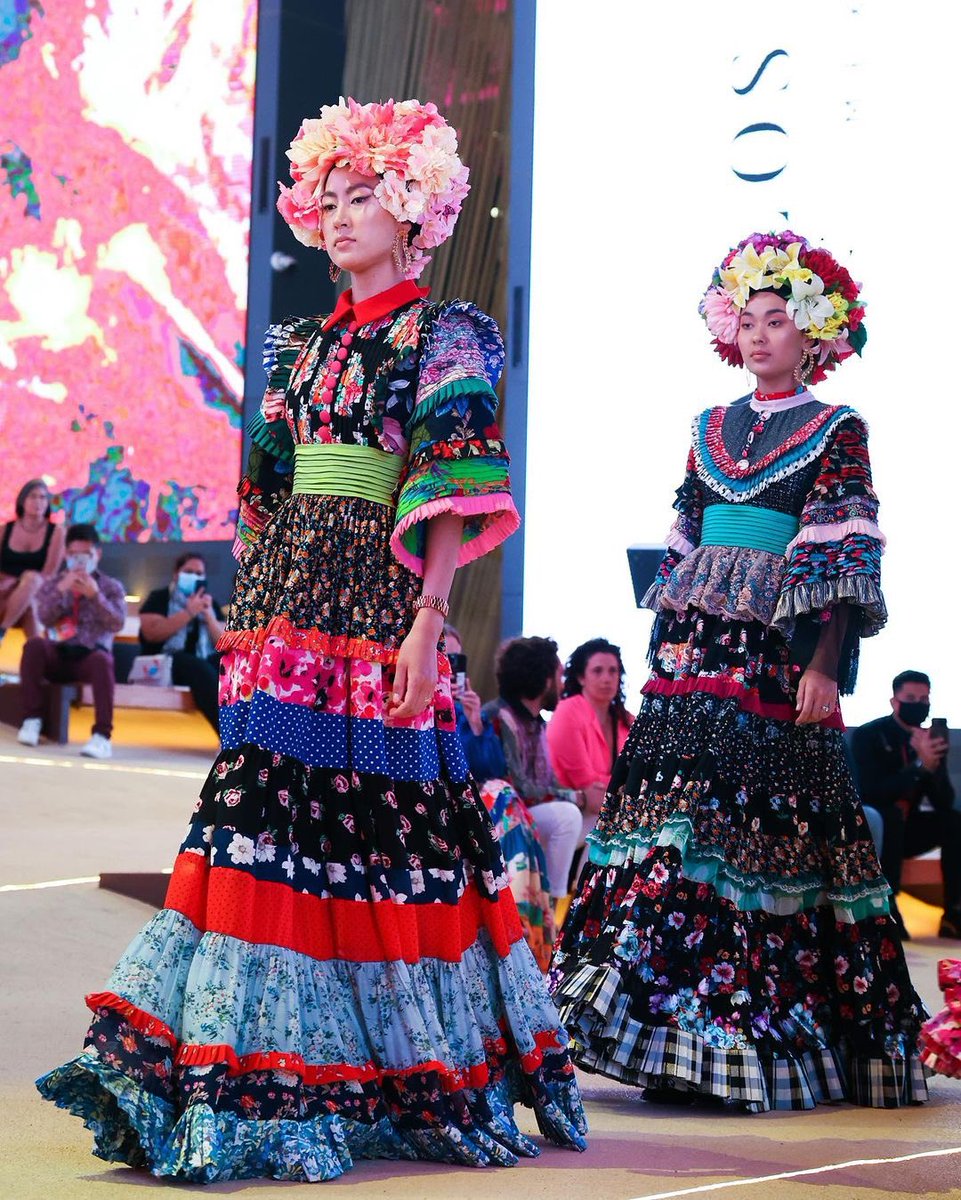El vestido de Beatriz Gutiérrez Müller es de Carlos Pineda, talentosísimo diseñador mexicano originario de Colima. Viva México 🇲🇽