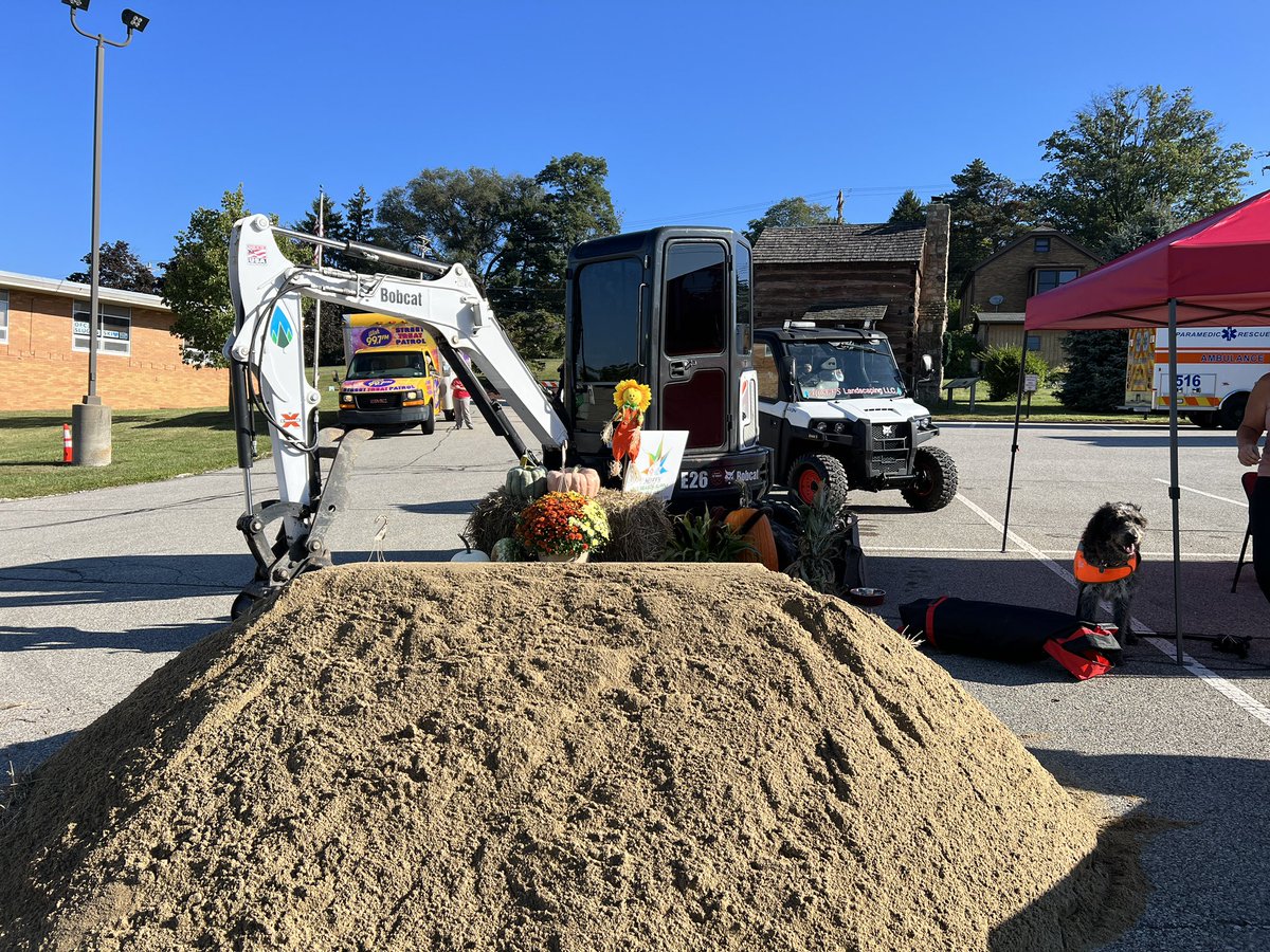 JaneenPeretin's tweet photo. Join us at Touch-a-Truck today from 10-2 today at the @BaldwinBorough building. 🚑🚒🚛🚚 https://t.co/KoylcsIhfy
