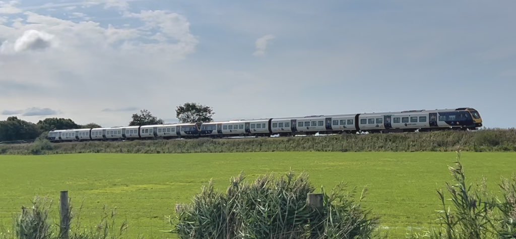 PlatformEdge1's tweet image. Silverdale ✅

Here is 195124 + 195123 passing Silverdale level crossing heading to Manchester Airport earlier today #Class195