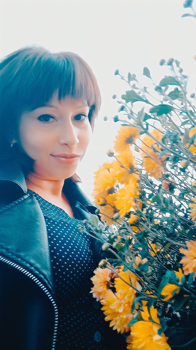Autumn commands you to dress in warm clothes, masking the #sun on insatiable days.These yellow flowers are reminiscent of summer days in the heart. Have a wonderful weekend, friends 🔆 #vss365 #WritingCommunity #vsspoem