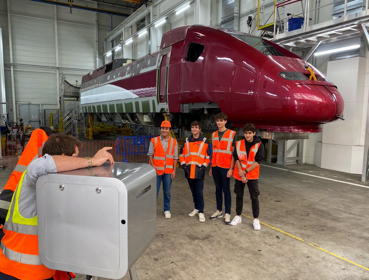5000 visiteurs aujourd’hui au Technicentre d’Hellemmes. Familles &amp; passionnés parcourent 150 ans d’histoire du plus grand site de maintenance #SNCF. 
Tournée vers l’avenir, l’usine 4.0 est labellisée Vitrine Industrie du Futur
▶️ sncf.com/fr/innovation-…

#patrimoineSNCF #JEP2023