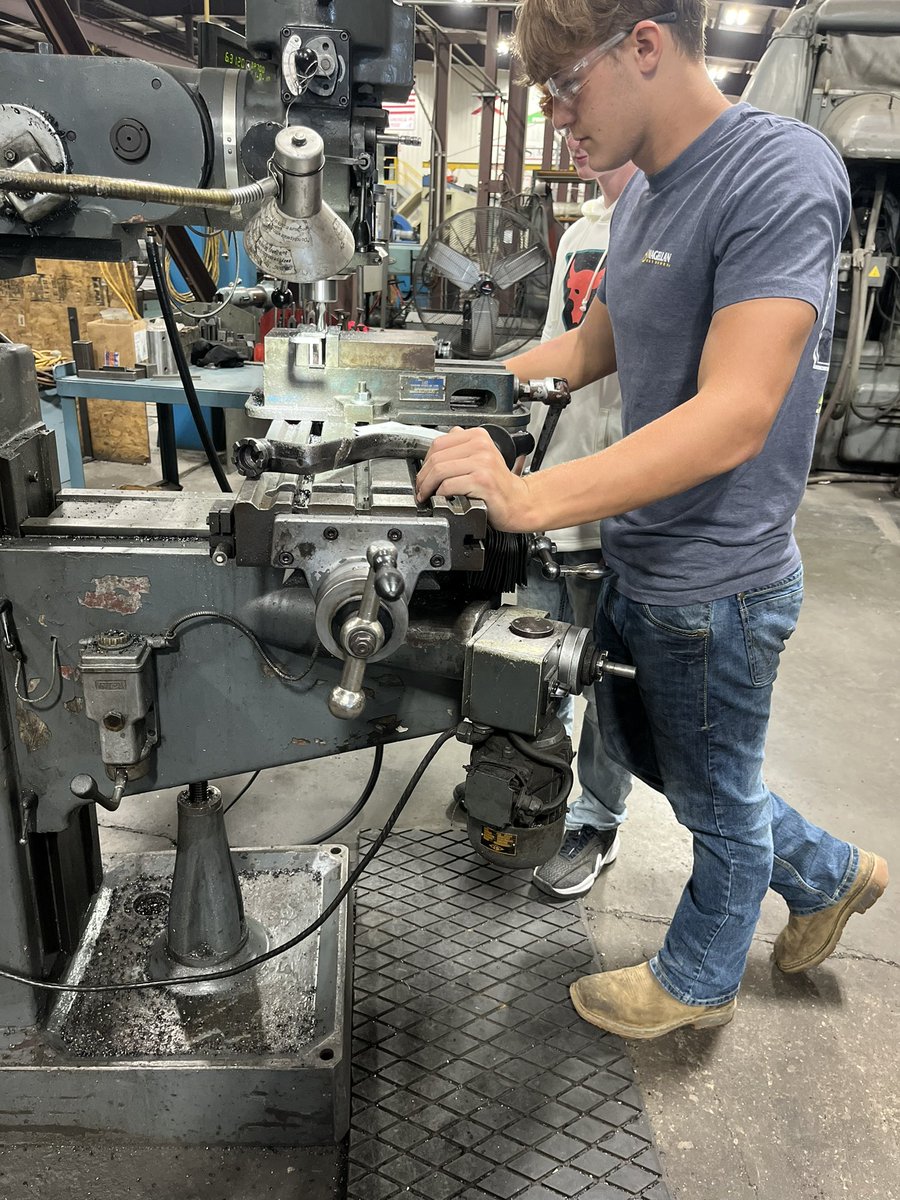 warrickpathways's tweet photo. Our precision machining class is hard at work on their hacksaw project at S and S machine. Thankful to our industry partner S and S for letting us work in their shop while ours is being completed. #warrickpathways #wpcc #TeamWarrick #industrypartners #sandsmachine https://t.co/1RQ4Jn2rsn
