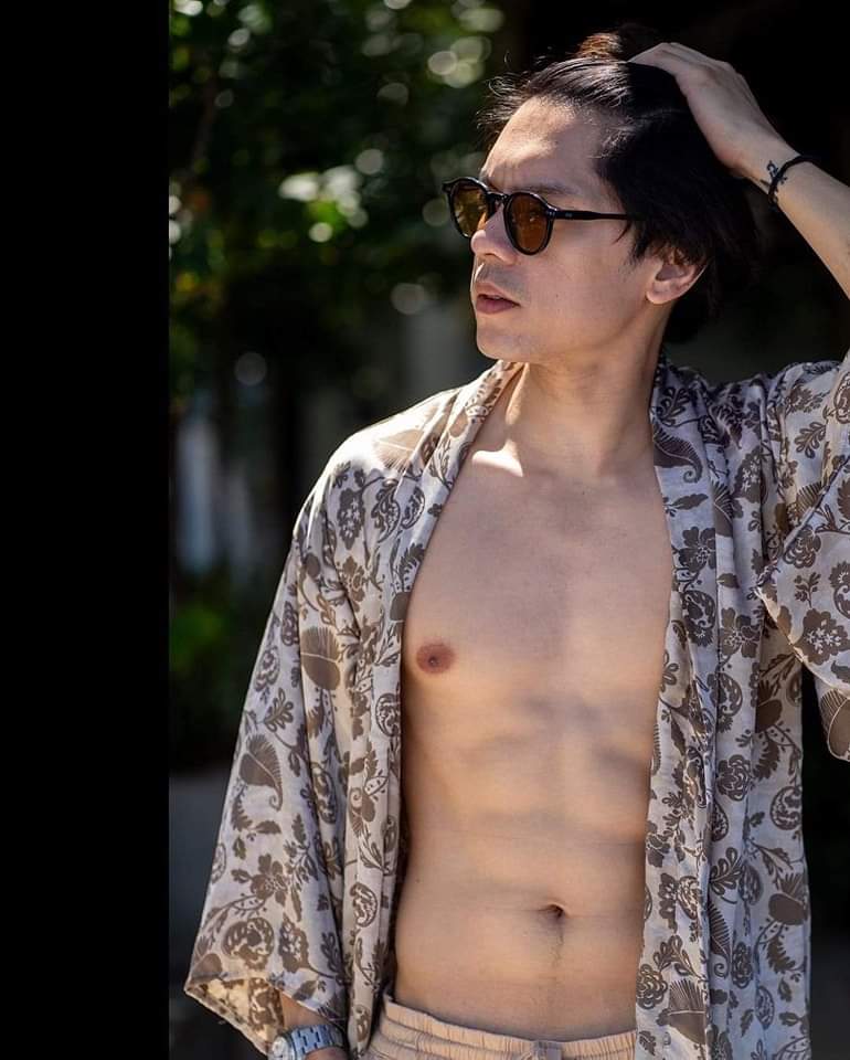 'TING-INIT GIHAPON'

Actor Carlo Aquino shows off his beach bod in an Instagram update.

'I don't know bout you but its always summer for me,' the actor said.

📷Carlo Aquino

| via SunStar Cebu

#SunStarEntertainment