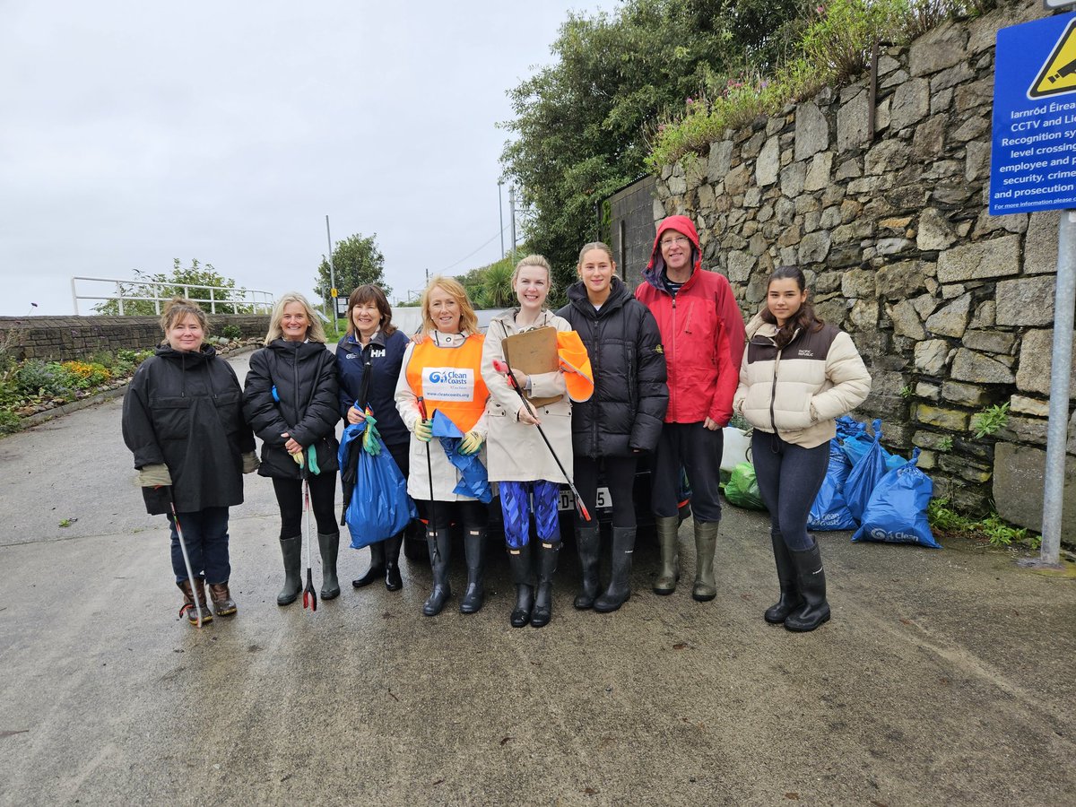 rita_hagan's tweet photo. Great turnout despite the drizzle for a combined #BigBeachClean23 and @coastwatch_ire annual survey this morning on #Merrion strand https://t.co/2PlKuV4Wg1
