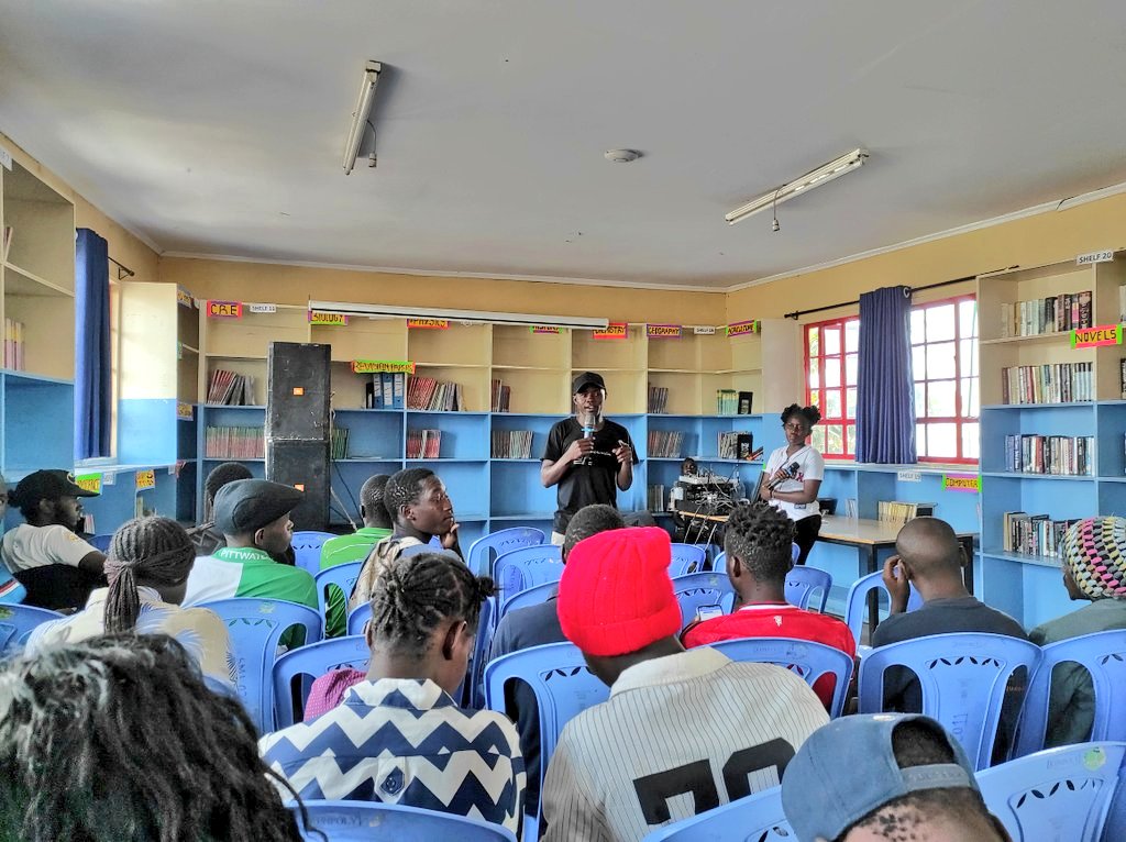 NiWainaina_'s tweet photo. "MP wetu anatesa wazazi na baridi usiku wakigoja bursary. Hii mzuri na haiko kwa kazi yake.
Sisi kama wasee wa Njenga Ward tulibomolewa but yeye huenda kulala kwa bunge tu."
Comments from one of the community members during the #StoryZaBase in Mukuru Kwa Njenga. #YouthVoice https://t.co/R4xoefazwA