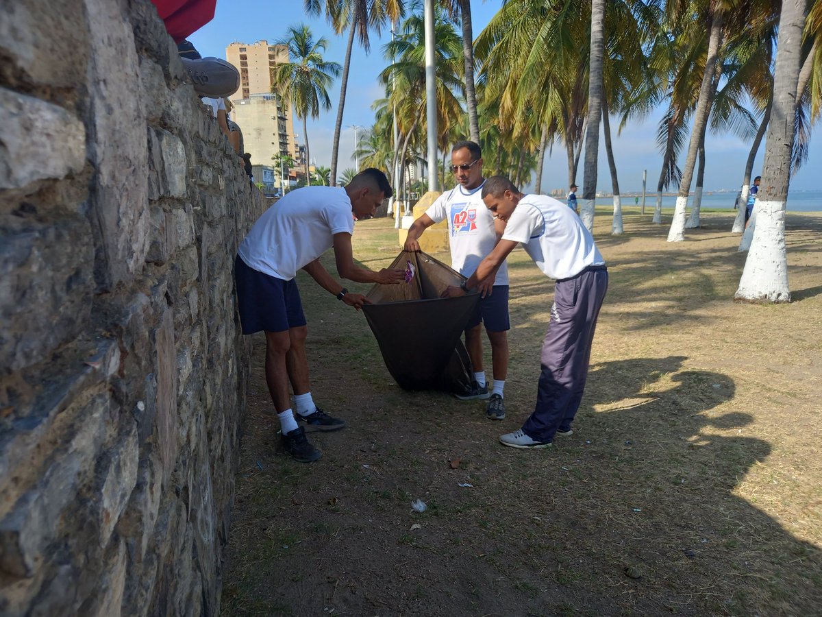 EpgGuanta's tweet photo. #16SEP23 @EpgGuanta participa activamente en el #DiaMundialDeLasPlayas, realizando limpieza de la Playa La Cruz y El Mar en Puerto La Cruz. Edo. Anzoátegui https://t.co/11zUYDdQoy