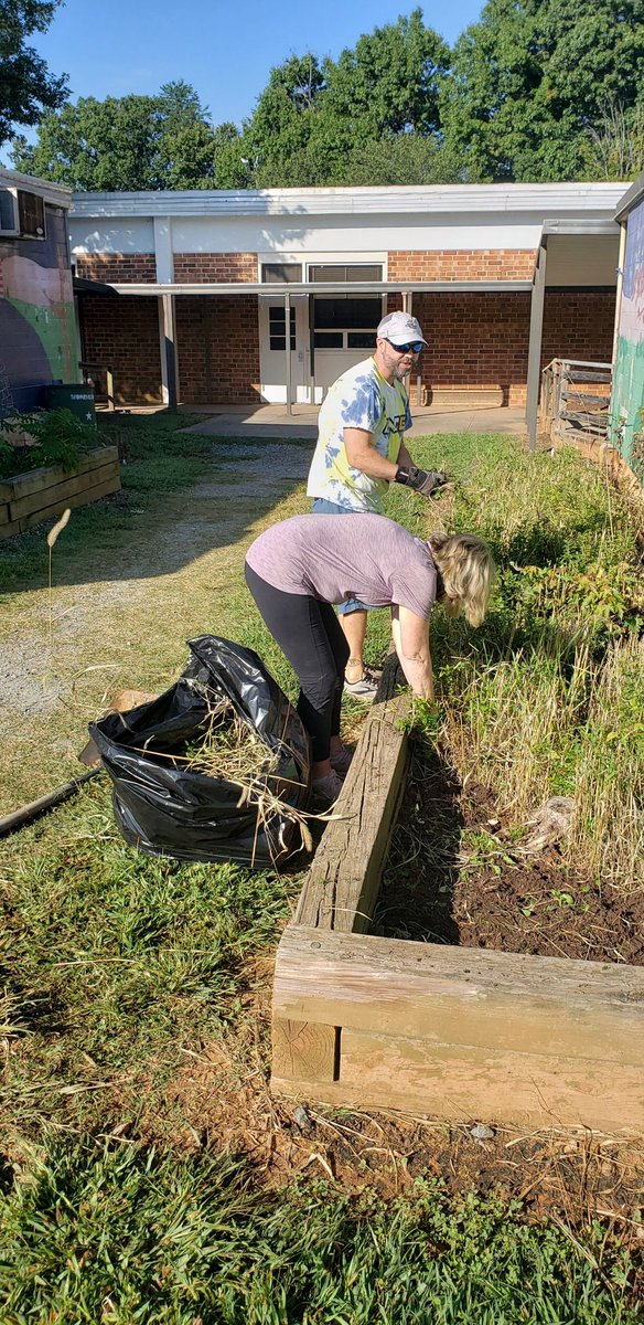 MoreheadStars's tweet photo. What a great morning to be a STAR. Our amazing PTA put together a Mix and Mingle for the STAR ⭐️ community to get to know each other while sprucing up our grounds! #gcsbettertogether @GCSchoolsNC @michellewolver https://t.co/KZsDmofR8Y
