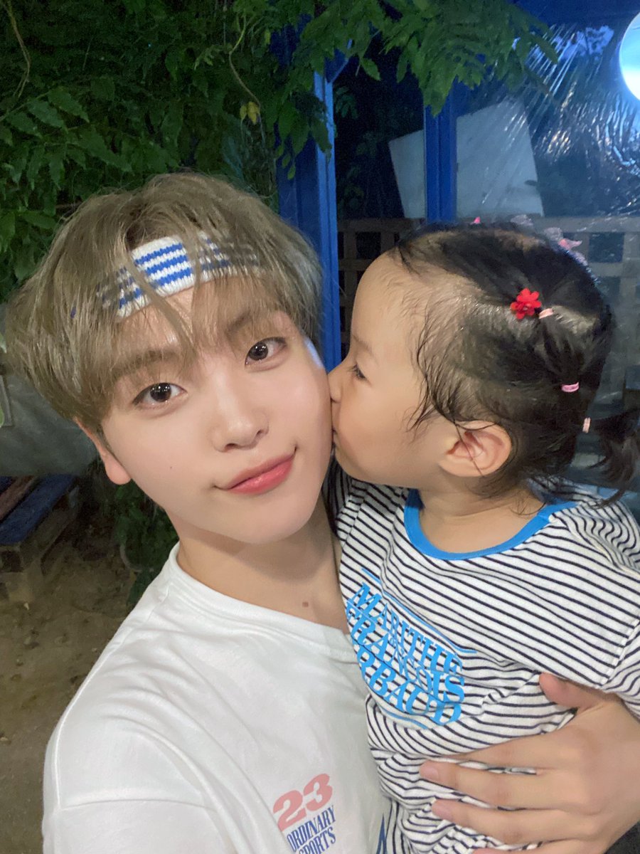 CRAVITY_twt's tweet photo. 재율아 ㅜ아윤아ㅜ
동그라미 삼춘이 많이 사랑해 ㅜ😍
재율아 재율이랑 찍은 사진은 삼춘이 많이 못 나와서... 미아내~~ 삼춘이 미아내~~😅🙏
#형준 #크래비티 https://t.co/LIqQkJGPBN