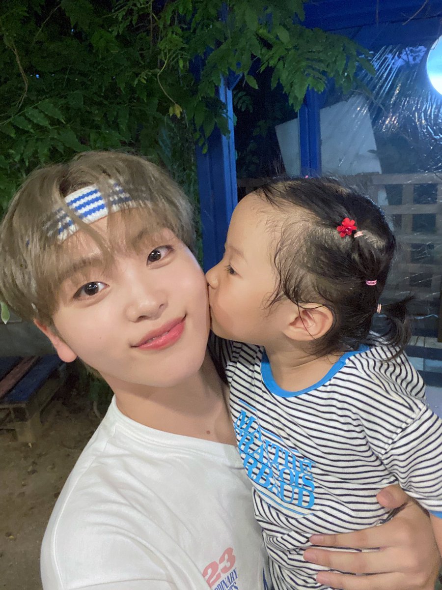 CRAVITY_twt's tweet photo. 재율아 ㅜ아윤아ㅜ
동그라미 삼춘이 많이 사랑해 ㅜ😍
재율아 재율이랑 찍은 사진은 삼춘이 많이 못 나와서... 미아내~~ 삼춘이 미아내~~😅🙏
#형준 #크래비티 https://t.co/LIqQkJGPBN