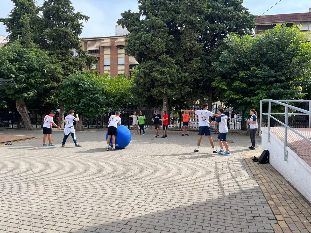 La responsable del #IAJJaén, <a href="/anagonzalez710/">Ana González</a>, ha estado esta mañana en #Martos, en una actividad formativa dirigida a jóvenes para conocer el KIN-BALL como deporte alternativo, de ocio activo y vida saludable 🏐💚

<a href="/IgualdadAND/">Inclusión Social, Juventud, Familias e Igualdad</a> <a href="/AndaluciaJunta/">Junta de Andalucía</a> <a href="/AytoMartos/">Ayuntamiento Martos</a>