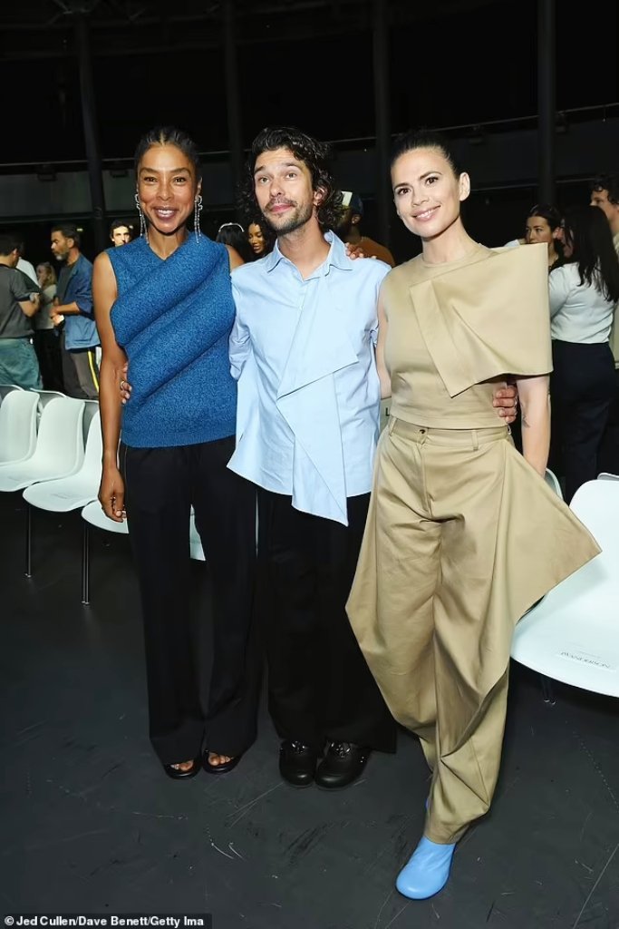 More photos with Ben Whishaw, Sophie Okonedo at London Fashion Week JW Anderson fashion show today.
🗓16th September 2023
#HayleyAtwell #BenWhishaw #SophieOkonedo