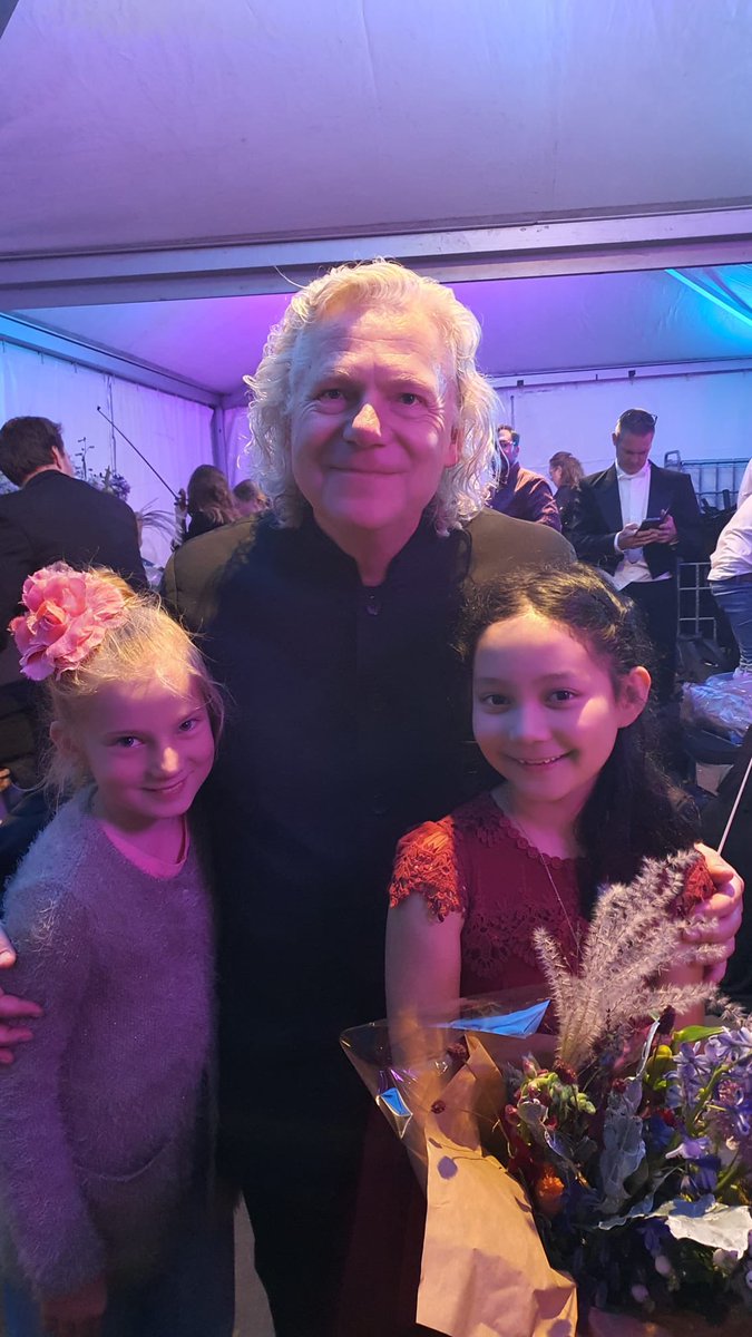 conradvanalphen's tweet photo. Thank you #TatianaChevtchouk #KlassiekAmstelveld @sinfoniardam , wonderful cellist #BenedictKlöckner &amp; the amazing 9 and 10 year old piano soloists  Yulianna Beziazychna &amp; Akari Bastiaens.

Review:
https://t.co/BH2aM87LAU https://t.co/ZgbstUzRSI