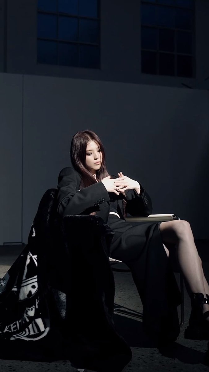 디어 tweet media