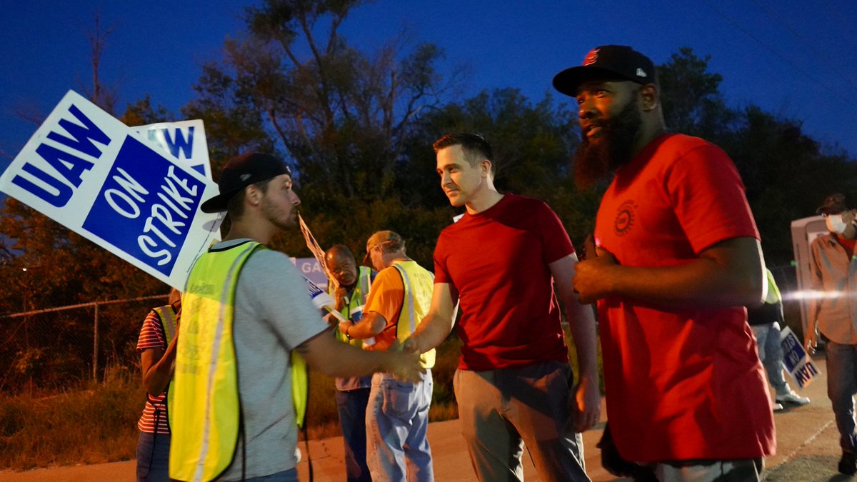 LucasKunceMO's tweet photo. Was at the picket line last night with @UAW 2250 workers at the Wentzville GM plant.

Solidarity — that's how everyday people can take back power from the corporate elites who've been robbing workers for years. It's time for working people to call the shots. https://t.co/8yEnknTUuV