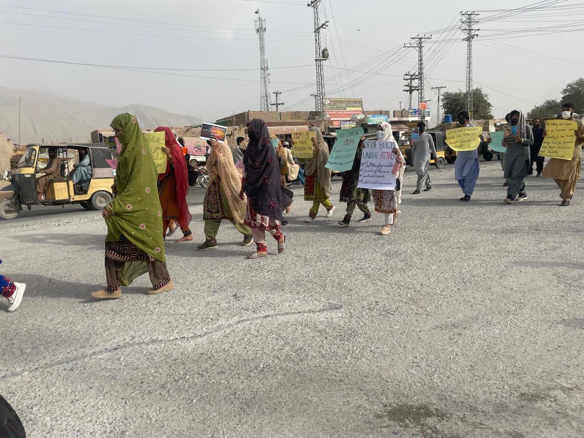 BalochYakjehtiC's tweet photo. بلوچ یکجہتی کمیٹی کی جانب سے آج ڈیرہ بگٹی میں جاری حالیہ فوجی بربریت اور آپریشن کے نام پر قتل و غارت گری کے خلاف شال(کوئٹہ) میں سریاب روڈ پر ایک احتجاجی مظاہرہ کیا گیا جس میں کثیر تعداد میں لوگوں نے شرکت کرتے ہوئے ریاستی بربریت اور آپریشن کے خلاف اپنا شدید احتجاج ریکارڈ کیا۔ https://t.co/dRrfDNWsDK