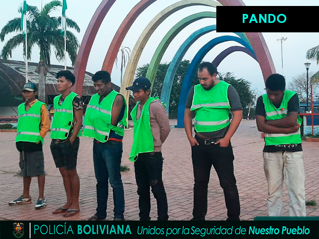 Pol_Boliviana's tweet photo. #GestiรณnOperativa
Como resultado de los operativos del plan #PorUnaBoliviaMejor, la Policรญa Boliviana supervisa y controla el trabajo comunitario a nivel nacional de limpieza de espacios pรบblicos en beneficio de nuestra poblaciรณn, con los infractores de la #Ley259. https://t.co/K5c0BjgcY8