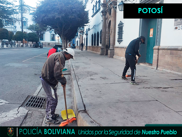 Pol_Boliviana's tweet photo. #GestiรณnOperativa
Como resultado de los operativos del plan #PorUnaBoliviaMejor, la Policรญa Boliviana supervisa y controla el trabajo comunitario a nivel nacional de limpieza de espacios pรบblicos en beneficio de nuestra poblaciรณn, con los infractores de la #Ley259. https://t.co/K5c0BjgcY8