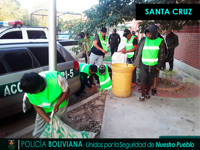 Pol_Boliviana's tweet photo. #GestiรณnOperativa
Como resultado de los operativos del plan #PorUnaBoliviaMejor, la Policรญa Boliviana supervisa y controla el trabajo comunitario a nivel nacional de limpieza de espacios pรบblicos en beneficio de nuestra poblaciรณn, con los infractores de la #Ley259. https://t.co/K5c0BjgcY8