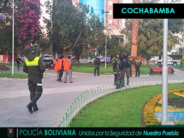 Pol_Boliviana's tweet photo. #GestiรณnOperativa
Como resultado de los operativos del plan #PorUnaBoliviaMejor, la Policรญa Boliviana supervisa y controla el trabajo comunitario a nivel nacional de limpieza de espacios pรบblicos en beneficio de nuestra poblaciรณn, con los infractores de la #Ley259. https://t.co/Np5nn3JUP0