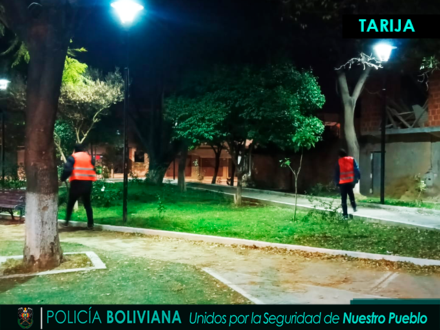 Pol_Boliviana's tweet photo. #GestiรณnOperativa
Como resultado de los operativos del plan #PorUnaBoliviaMejor, la Policรญa Boliviana supervisa y controla el trabajo comunitario a nivel nacional de limpieza de espacios pรบblicos en beneficio de nuestra poblaciรณn, con los infractores de la #Ley259. https://t.co/Np5nn3JUP0