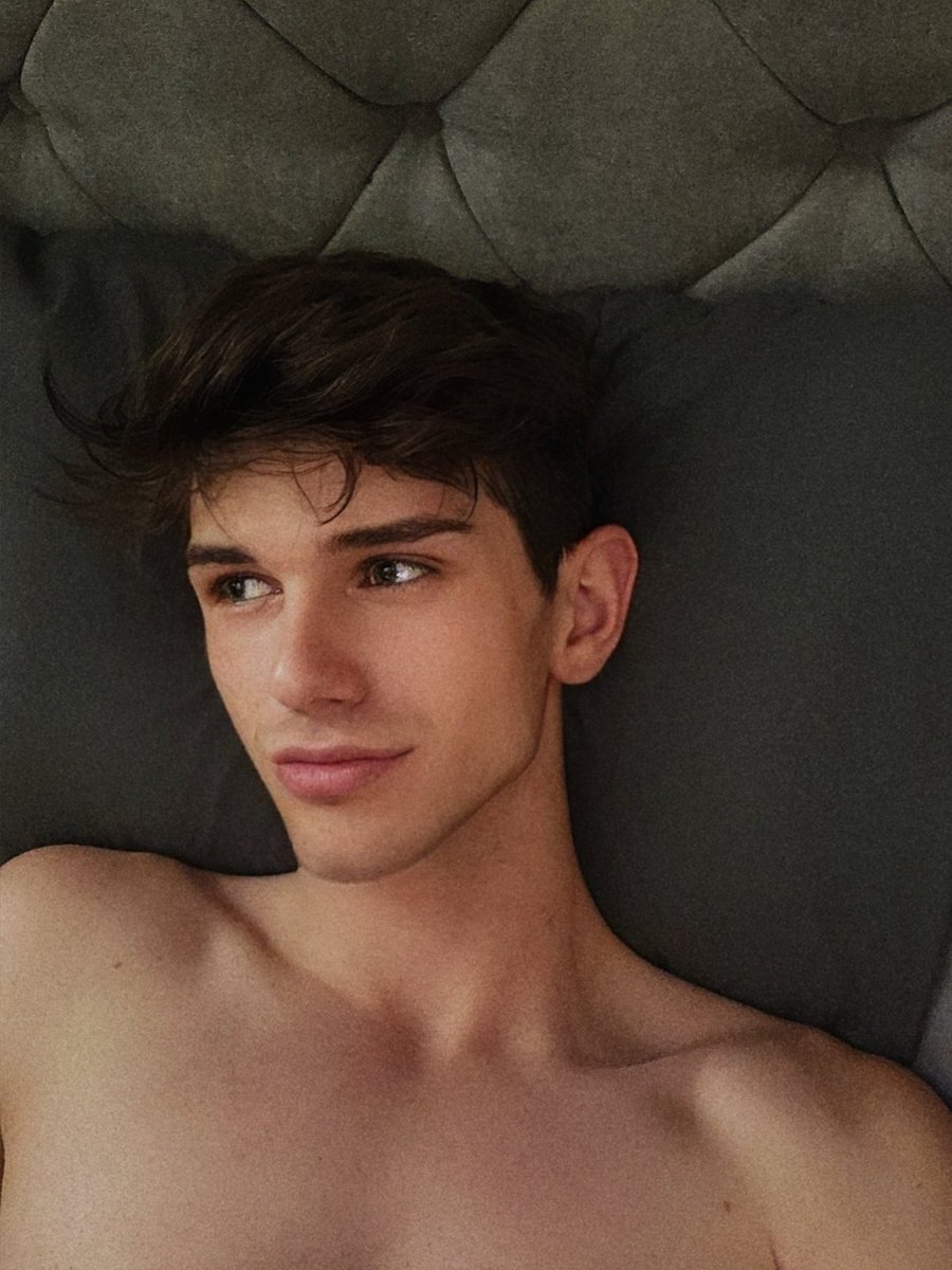 hed0nboy's tweet image. how old am I? 👀