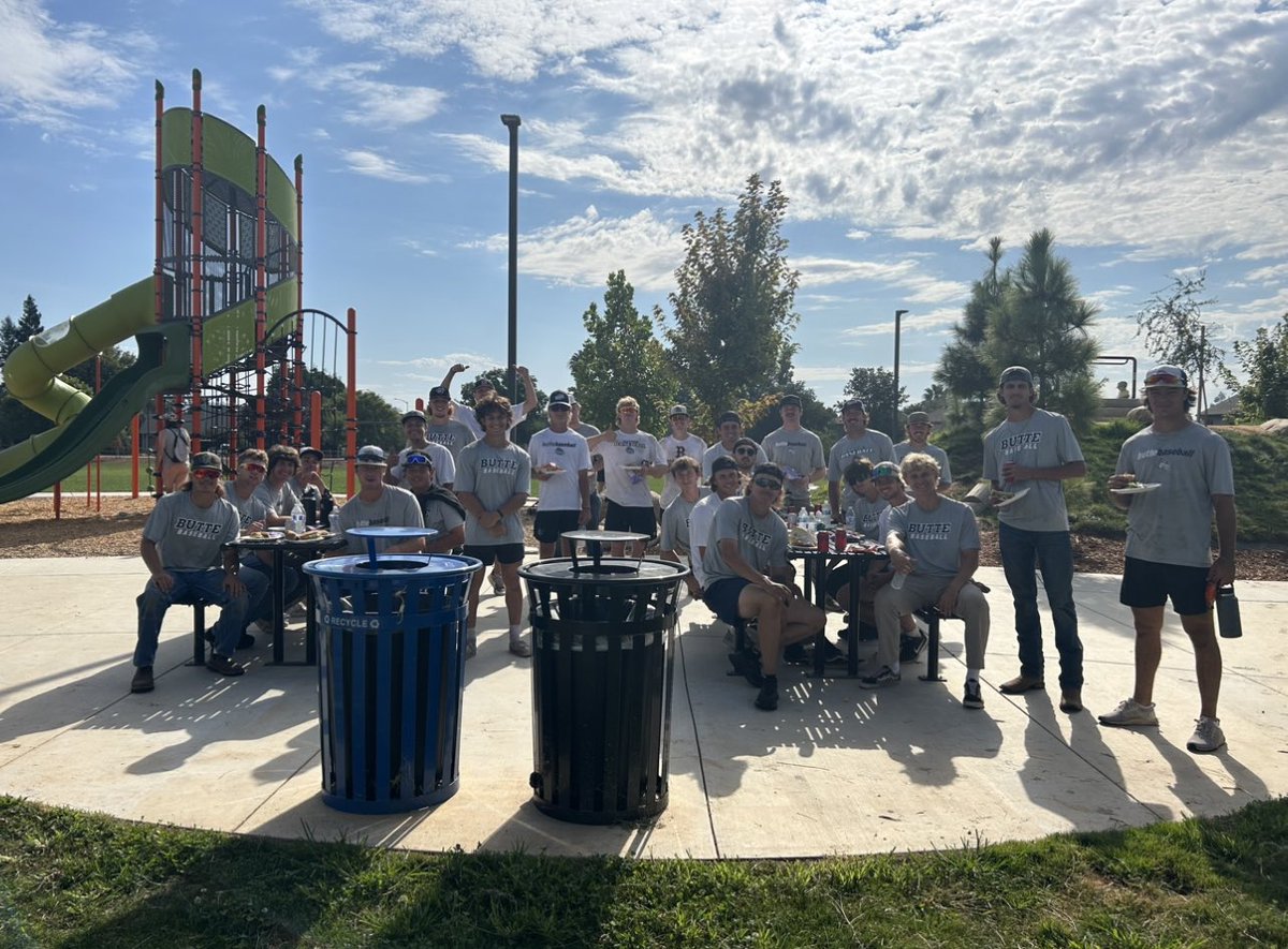 ButteBaseball's tweet photo. Spent our Saturday morning helping Chico Rotary improve one of our local parks! Doing our part to help our community! #movethebark #thiscouldbeyou #grinders #partofthecommunity #whereistodd https://t.co/sEZSvYIWgE