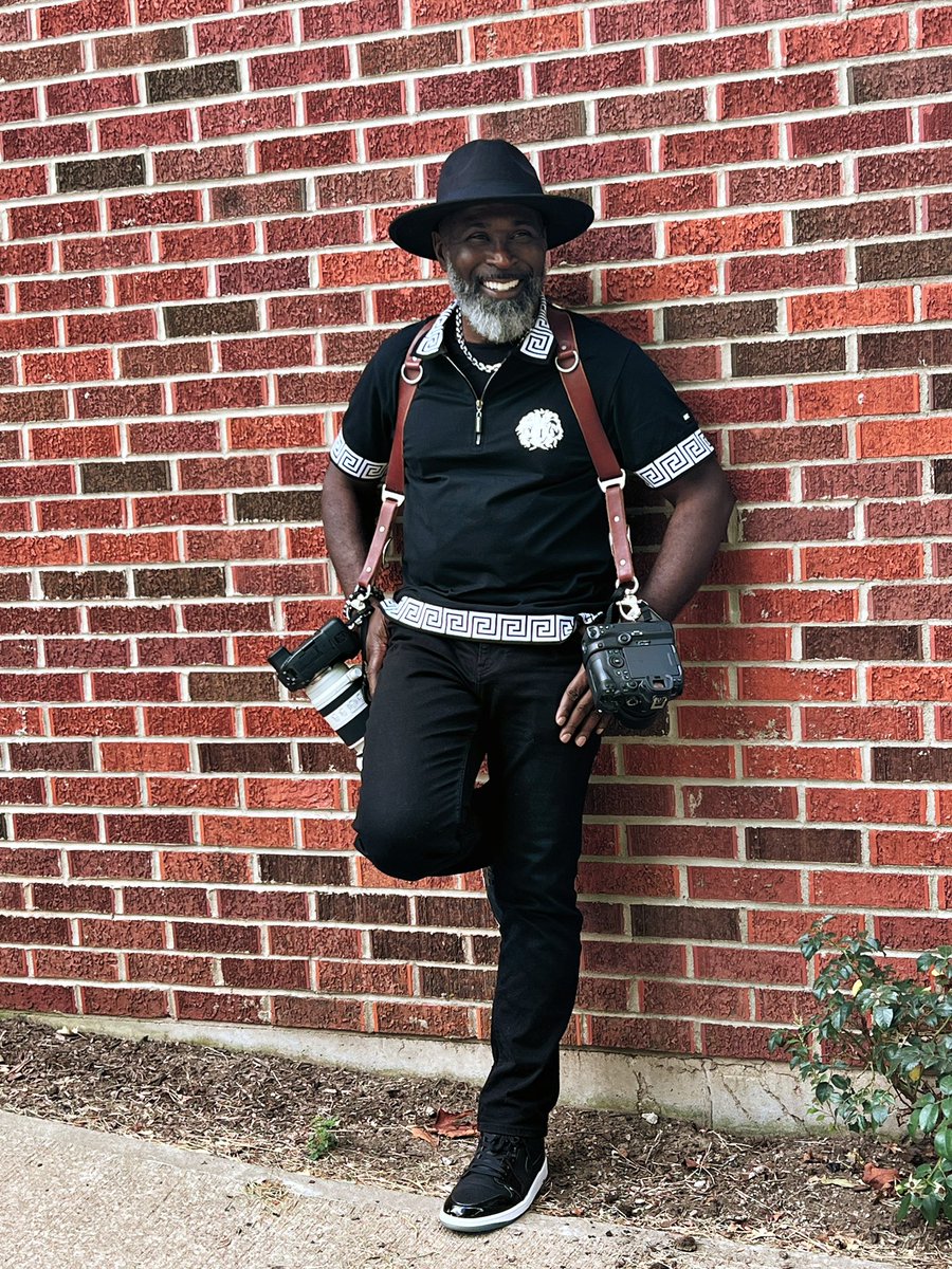 RoyalPhotokc's tweet photo. This photographer is ready for the wedding today. 📷
@HoldFastGear
@CanonUSAimaging
.
#canonr3 #holdfast #kcweddingphotographer #missouriweddingphotographer #blackphotographer #fashionphotographer #canonphotographers #destinationphotographer https://t.co/g0Mv6eSayy