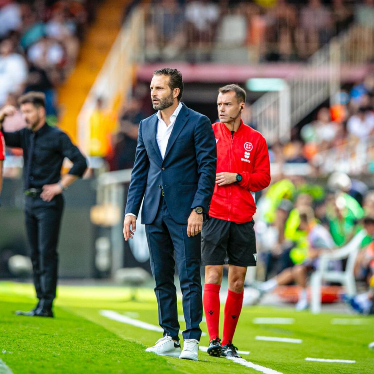RubenBaraja's tweet photo. Tres puntos valiosos, luchados y muy disfrutados junto a un Mestalla que me ha emocionado. Día para disfrutar y desde mañana pensar ya en el siguiente partido. Éste es nuestro camino a seguir. AMUNT!!! 🦇🦇 https://t.co/7zWpw1Btfu