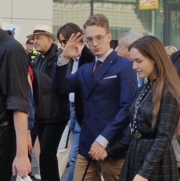 <a href="/DieTagespost/">Die Tagespost</a> Hr. Voderholzer <a href="/BistumReg/">Bistum Regensburg</a> Seit an Seit mit Nazis (mit White-Power Gruss)