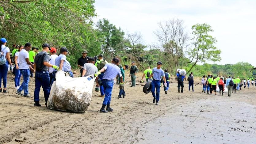 aeronavalpanama's tweet photo. La contaminación degrada y destruye los hábitats de diversos animales y plantas. Estudiantes del Instituto Superior #Aeronaval (ISAN) participaron en la jornada de limpieza de playas 🌊 en el Embarcadero de Juan Díaz junto a personal de estamentos de seguridad y otras entidades. https://t.co/DY35vAZmVo