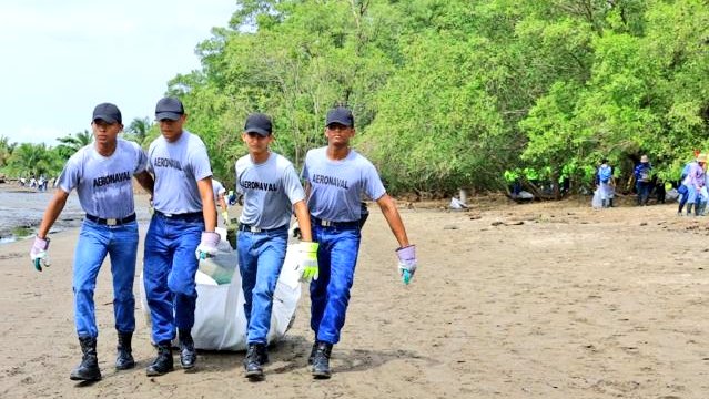 aeronavalpanama's tweet photo. La contaminación degrada y destruye los hábitats de diversos animales y plantas. Estudiantes del Instituto Superior #Aeronaval (ISAN) participaron en la jornada de limpieza de playas 🌊 en el Embarcadero de Juan Díaz junto a personal de estamentos de seguridad y otras entidades. https://t.co/DY35vAZmVo