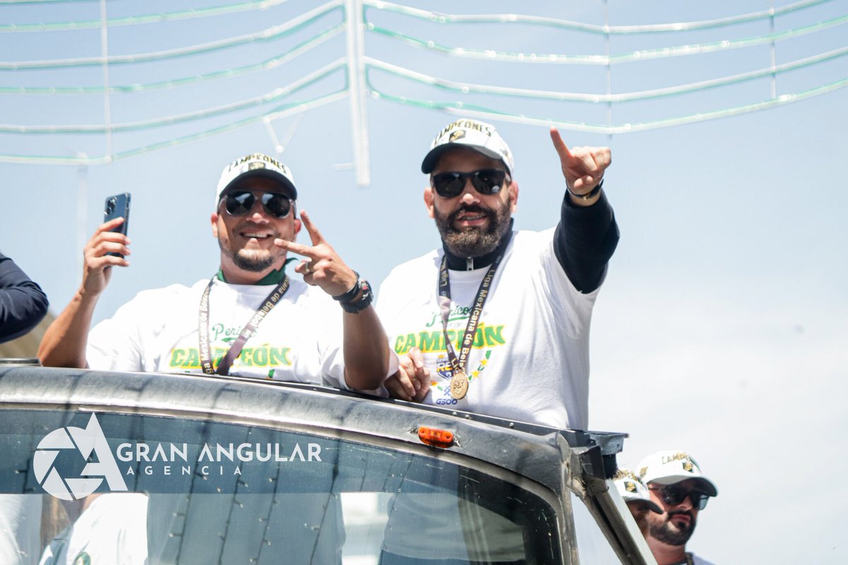 AngularAgencia's tweet photo. ⚾🥳🦜 #PorSiTeLoPerdiste  •• Asi reciben los Poblanos a Los @Pericos_Oficial , quienes desfilan a través del Centro Histórico de Puebla con la Copa de la #LigadelRey

Via @Veck_Arenas https://t.co/ZK22LYHvnT
