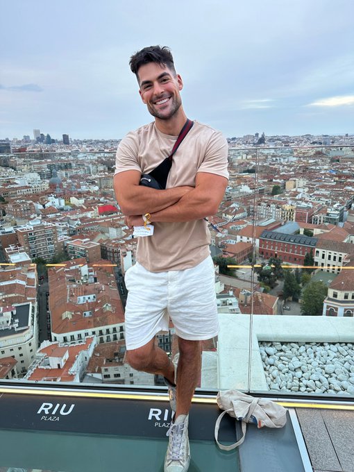 Smiling and smile at strangers and they asked me &laquo;&nbsp;you are an influencer&hellip;? I think ive seen you on tiktok<a href="/tag/lafashionweek"class="tags"><span>#lafashionweek</span></a>