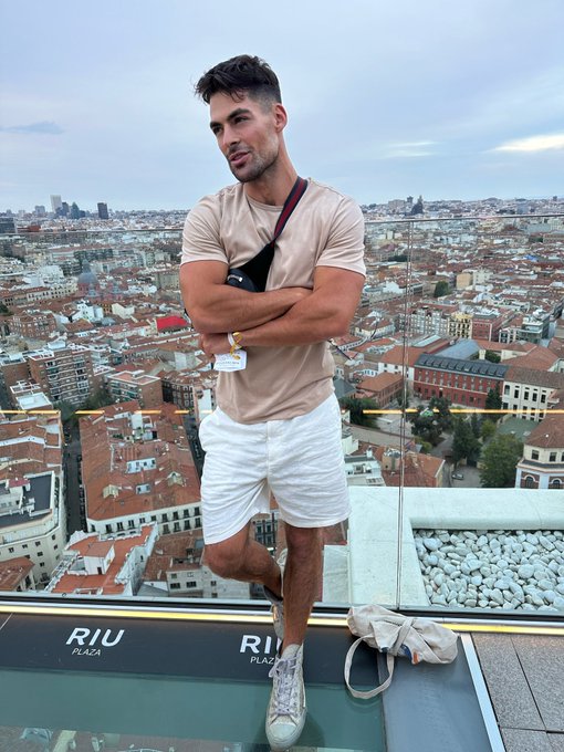 Smiling and smile at strangers and they asked me &laquo;&nbsp;you are an influencer&hellip;? I think ive seen you on tiktok<a href="/tag/lafashionweek"class="tags"><span>#lafashionweek</span></a>