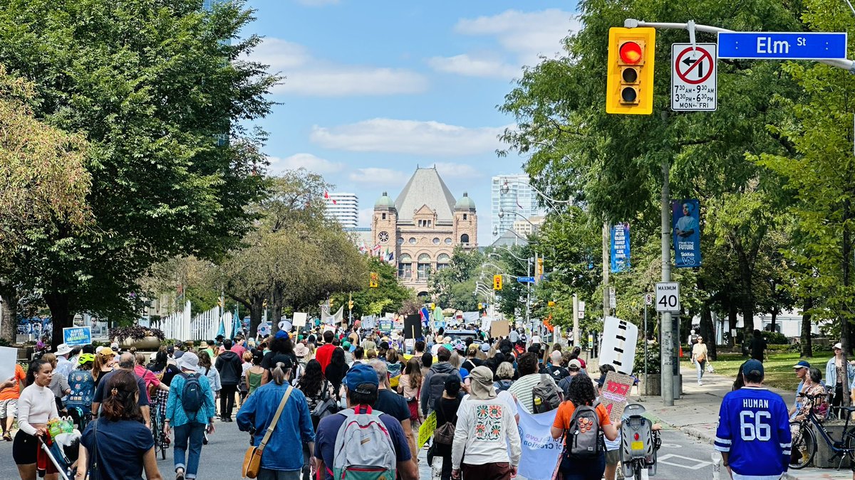 HowSenChong's tweet photo. @MayaLillianM @AlienorR2 @CAPE_ACME An amazing crowd heading up to Queenβs Park.
#ClimateMarchTO #ClimateActionNow #ClimateEmergency https://t.co/zYM61znpq6