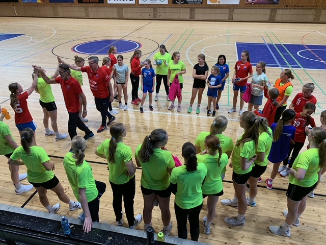 DickenHandball's tweet photo. Träning med damlaget https://t.co/Ckm26IAEJu #käsipallo #handboll https://t.co/fRufFx9leg